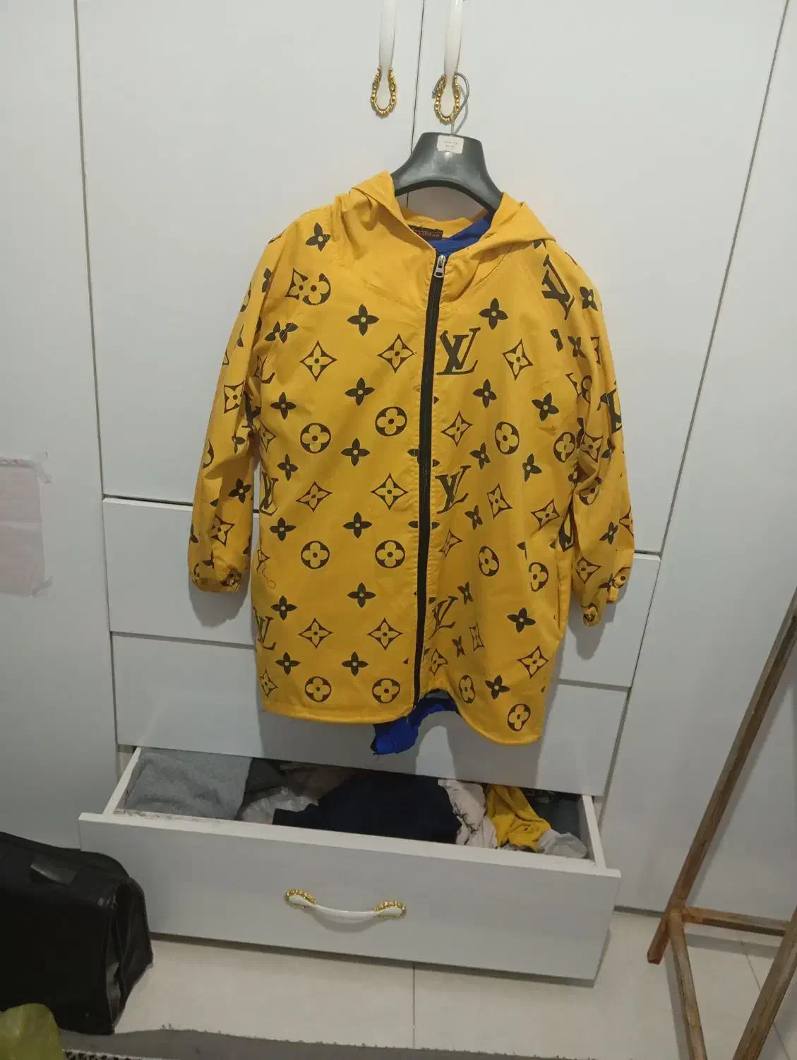 بارونی دخترونه|لباس|رباط‌کریم, نصیرشهر|دیوار