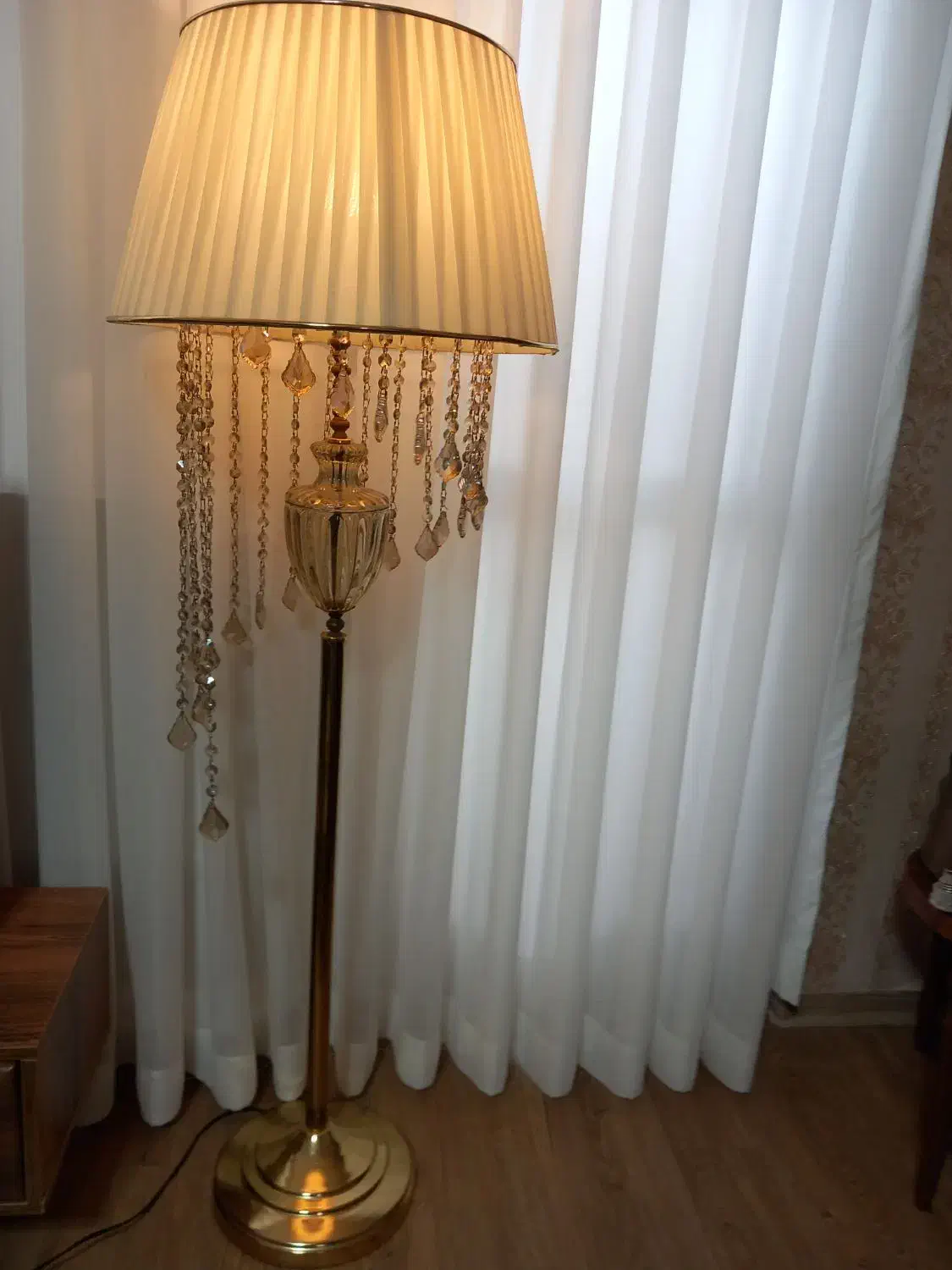 آپاژورایستاده کریستالی وپایه فلزطلایی شیک وزیبا|چراغ خواب و آباژور|ساری, |دیوار