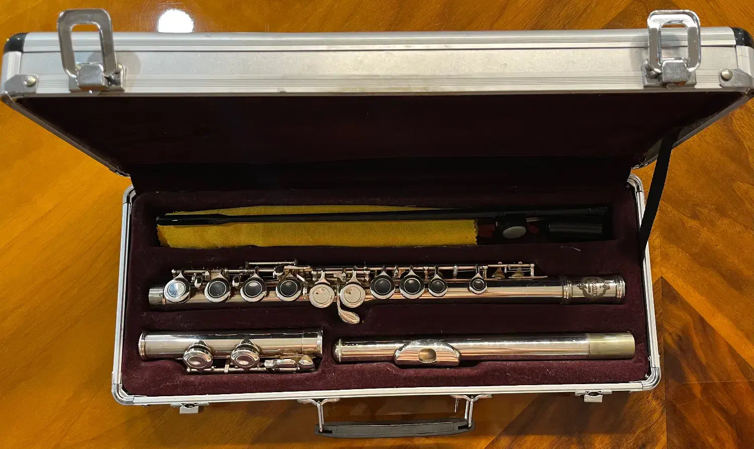 فلوت کلیددار سوزوکی|سازهای بادی|لاهیجان, شیشه گران|دیوار