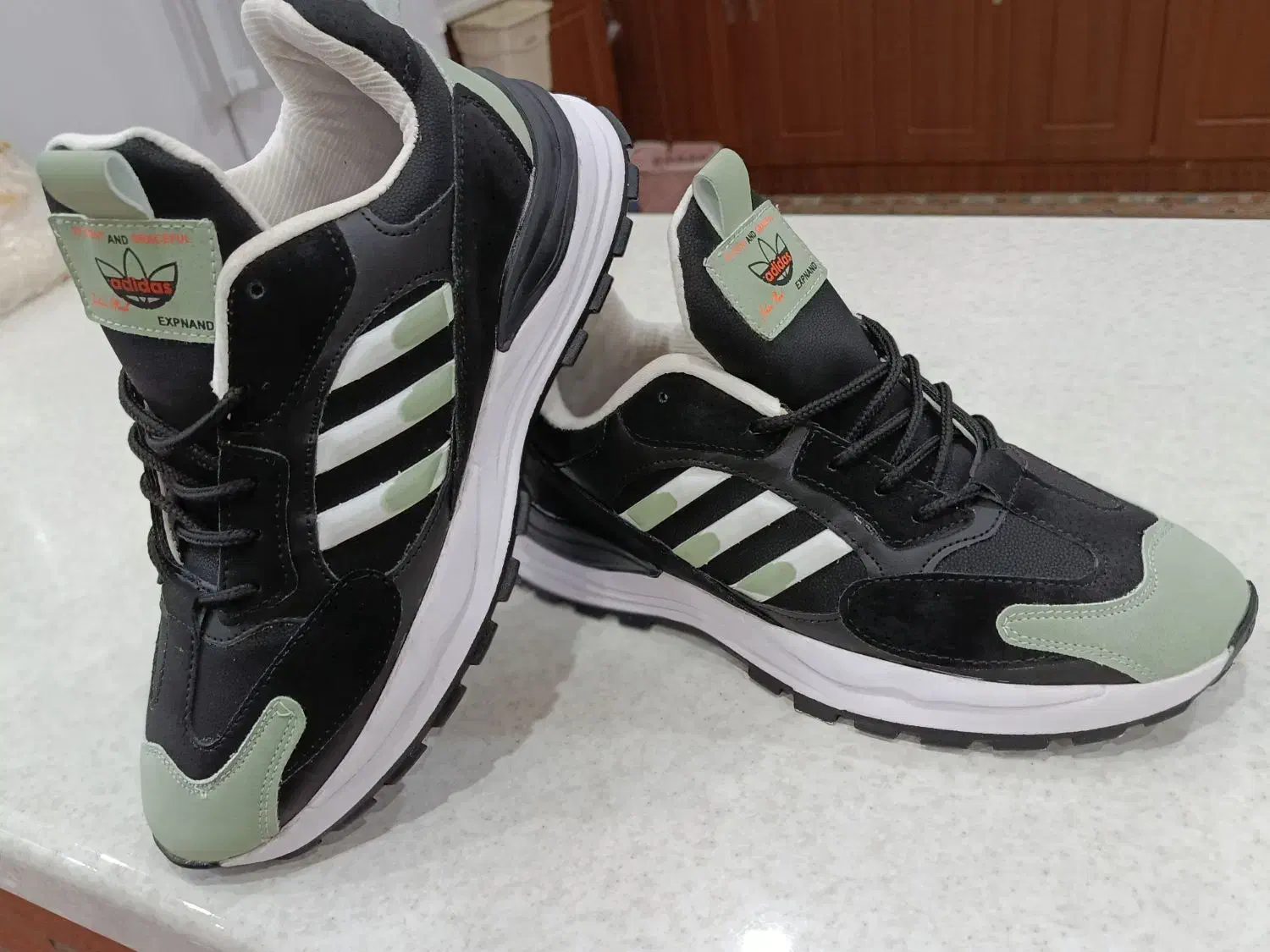 کتونی|کیف، کفش، کمربند|دورود, |دیوار