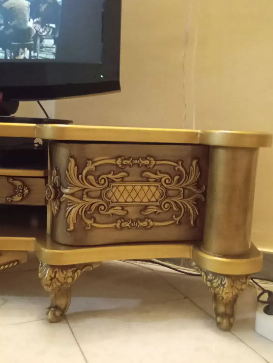 میز تلویزیون|میز تلویزیون|اندیشه, اندیشه فاز ۱|دیوار