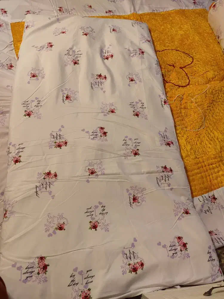 لحاف و تشک و دو عدد متکا|رختخواب، بالش، پتو|بروجن, |دیوار