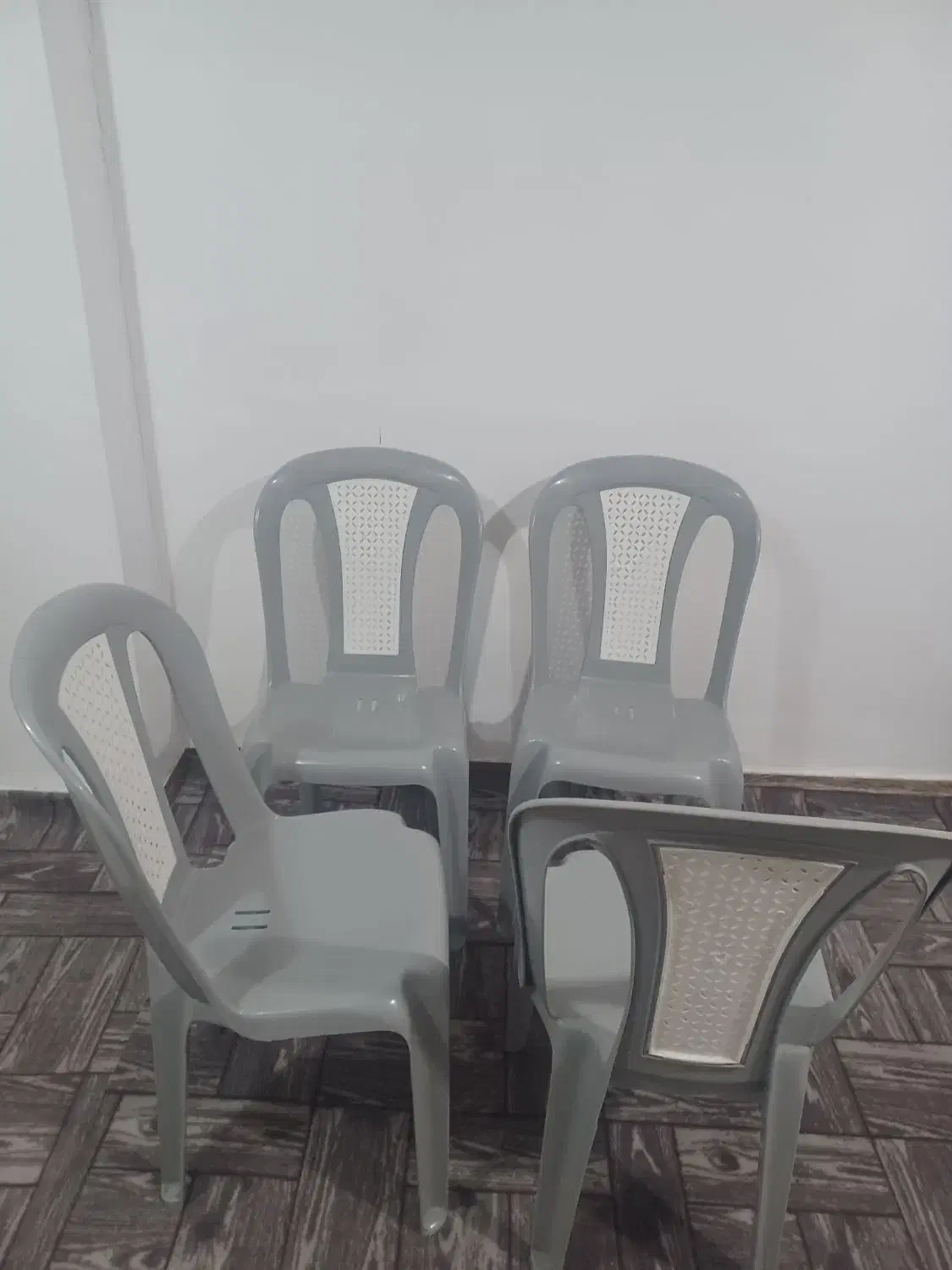 ۴عدد صندلی پلاستیکی جنس خوب|میز و صندلی غذاخوری|صومعهسرا, |دیوار