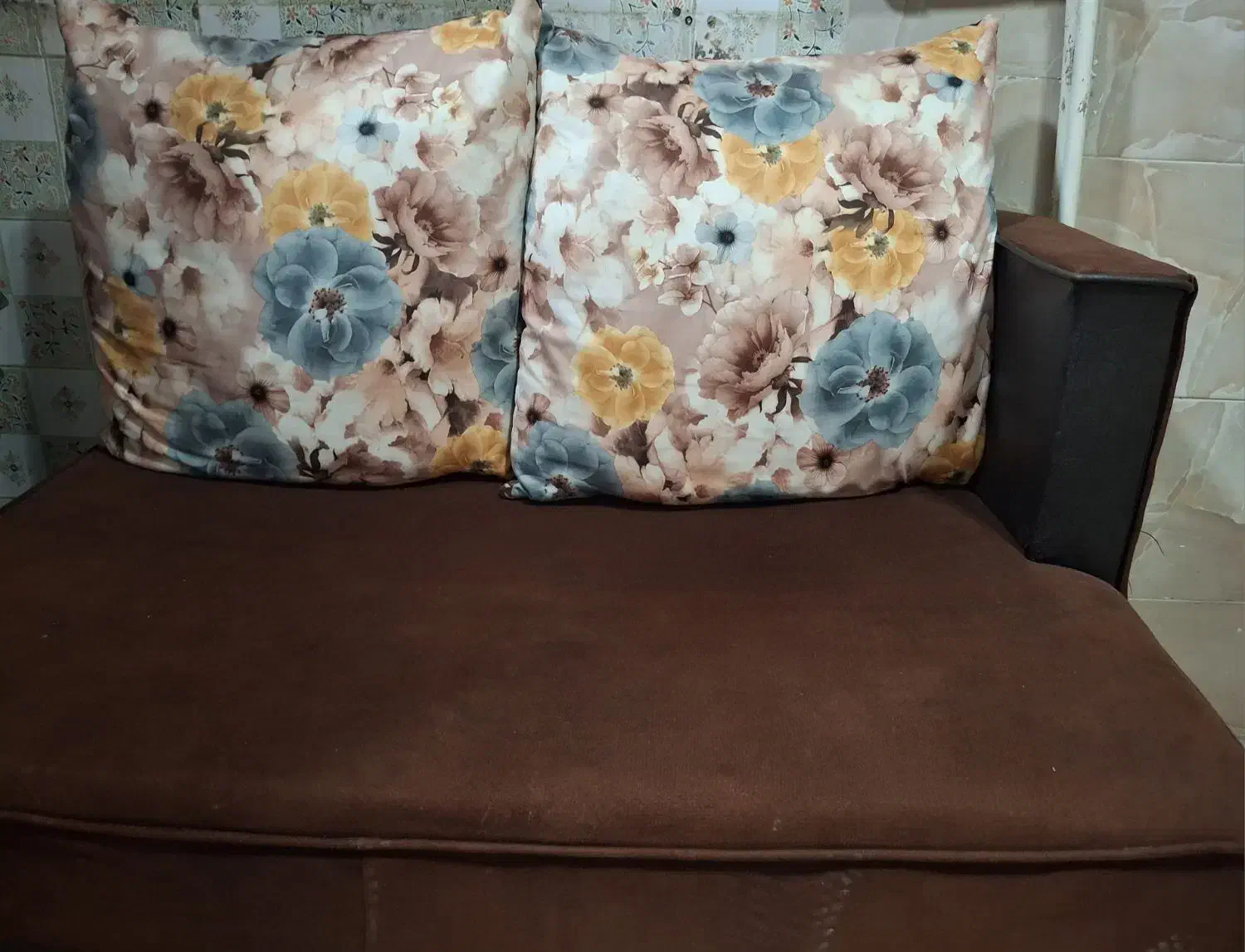 فروش مبل ۳ نفره و یک ساعت ایستاده و میز بزرگ وسط|مبلمان خانگی و میز عسلی|دورود, |دیوار