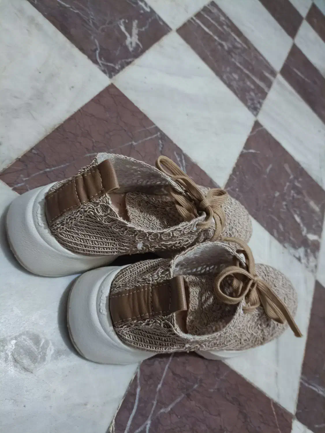 کتونی نو|کیف، کفش، کمربند|رشت, منظریه|دیوار