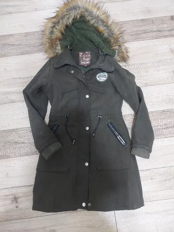 کاپشن|لباس|مشهد, کوشک مهدی|دیوار