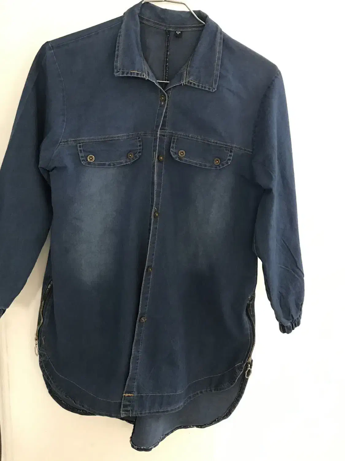 تعدادی لباس نو و تمیز|لباس|بابل, |دیوار