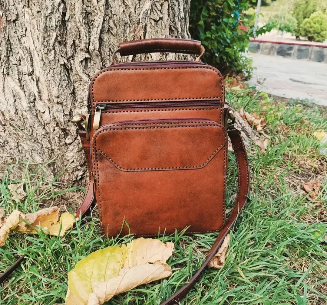 محصولات چرم|کیف، کفش، کمربند|میانه, |دیوار