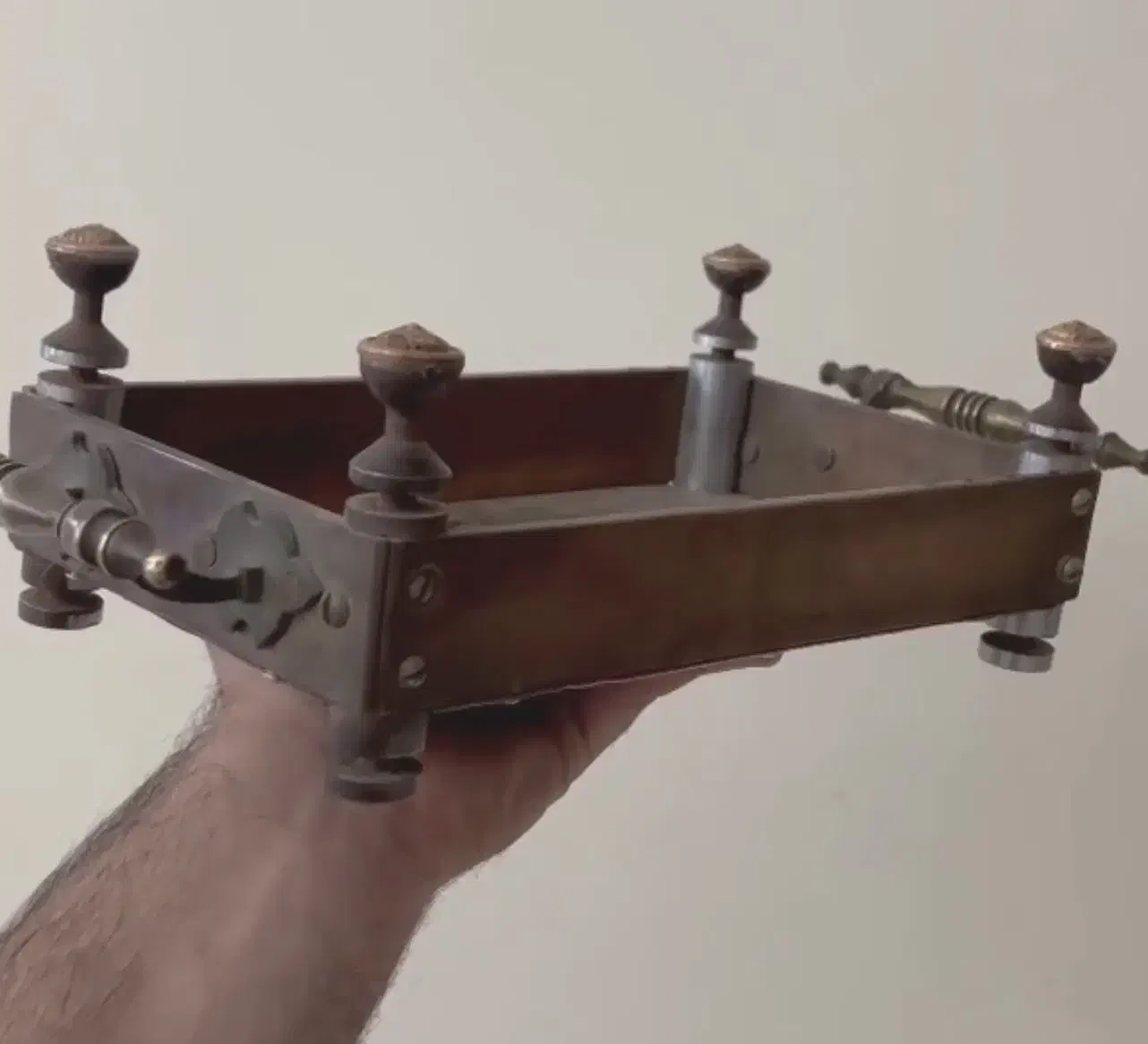 منقل مسی آنتیک|کلکسیون اشیاء عتیقه|یزد, |دیوار