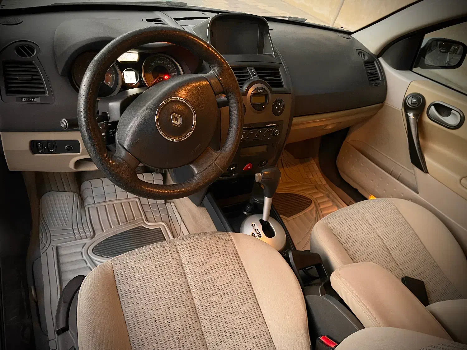 مگان۲۰۰۰ اتومات مدل ۱۳۹۰کم کارکرد|خودرو سواری و وانت|کرج, فاز ۳ مهرشهر|دیوار