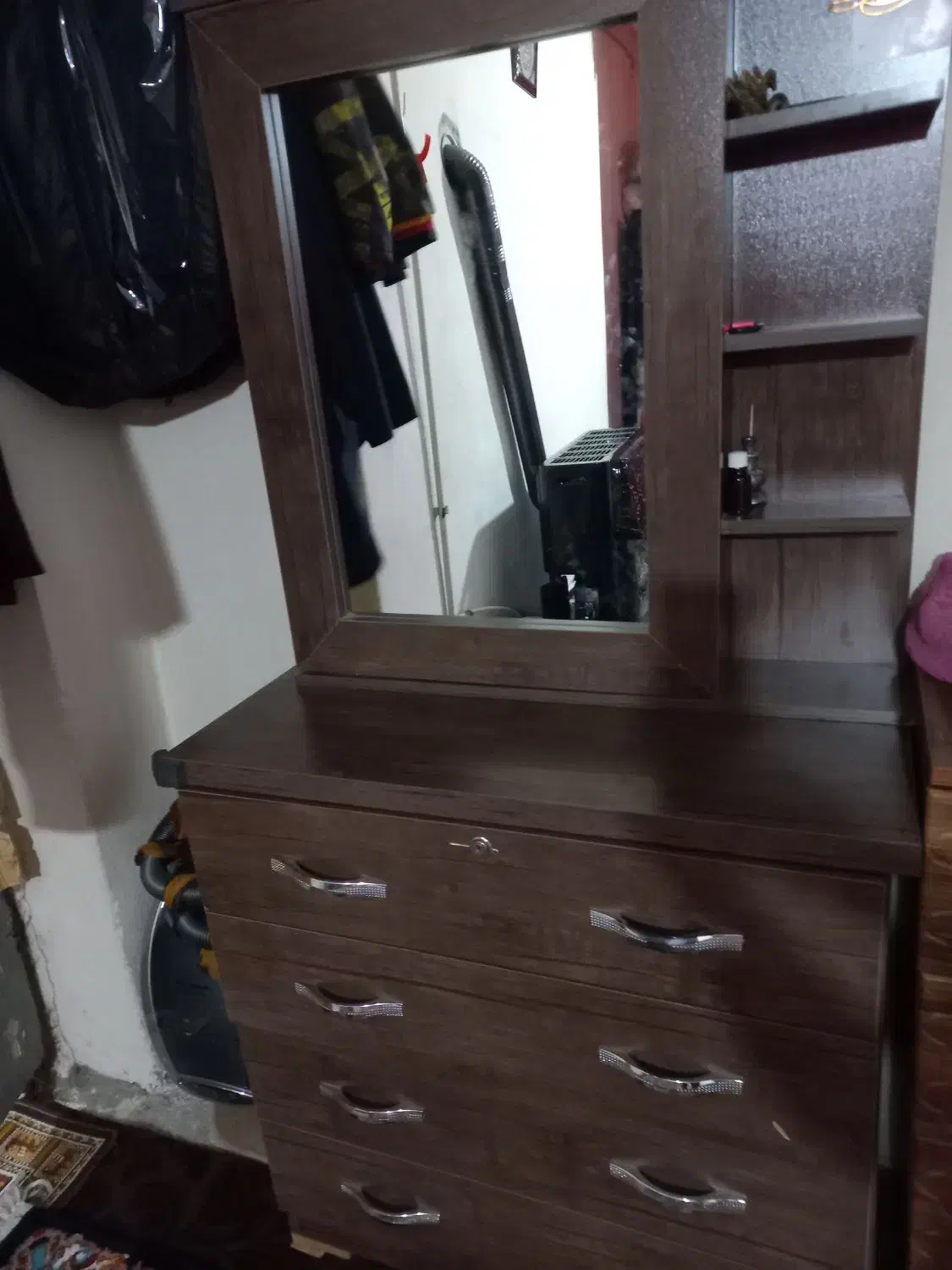 میز ارایش|جاکفشی، کمد، دراور|صحنه, |دیوار