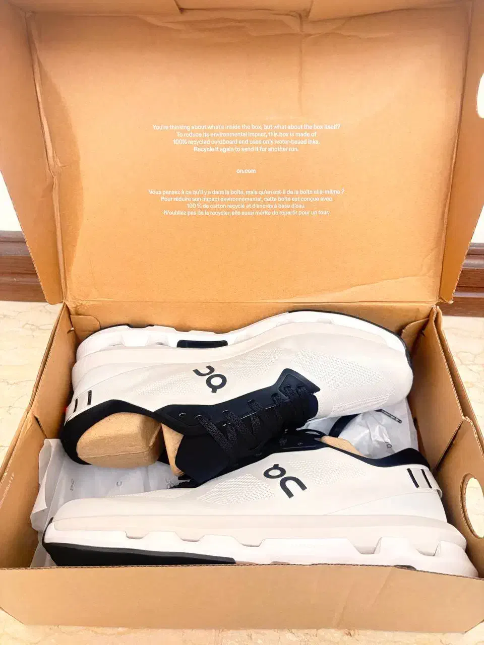 کفش|کیف، کفش، کمربند|فشم, |دیوار