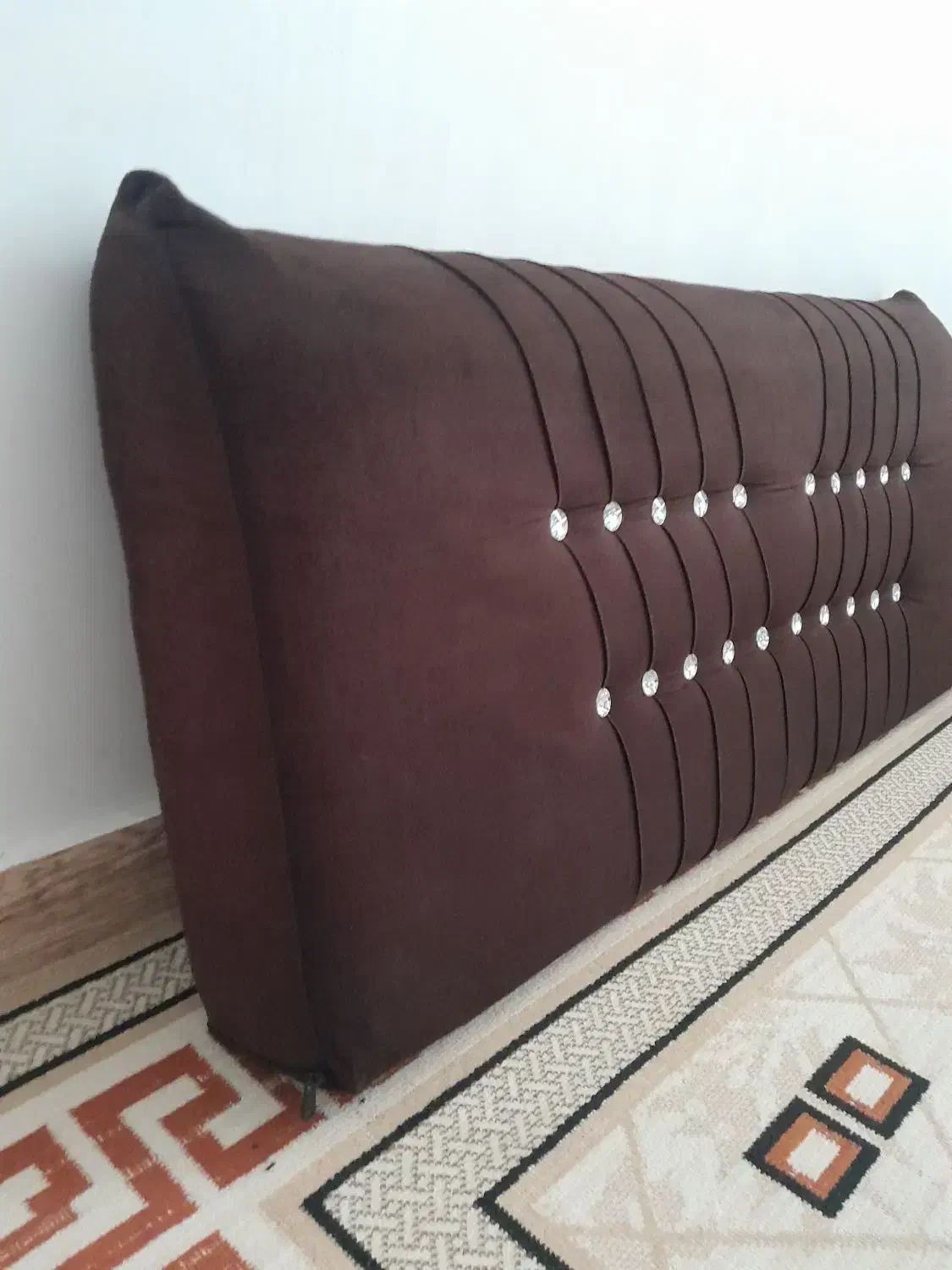 یک جفت پشتی و یک میز تلویزیون قهوه ای|پشتی|قرچک, قشلاق جیتو|دیوار