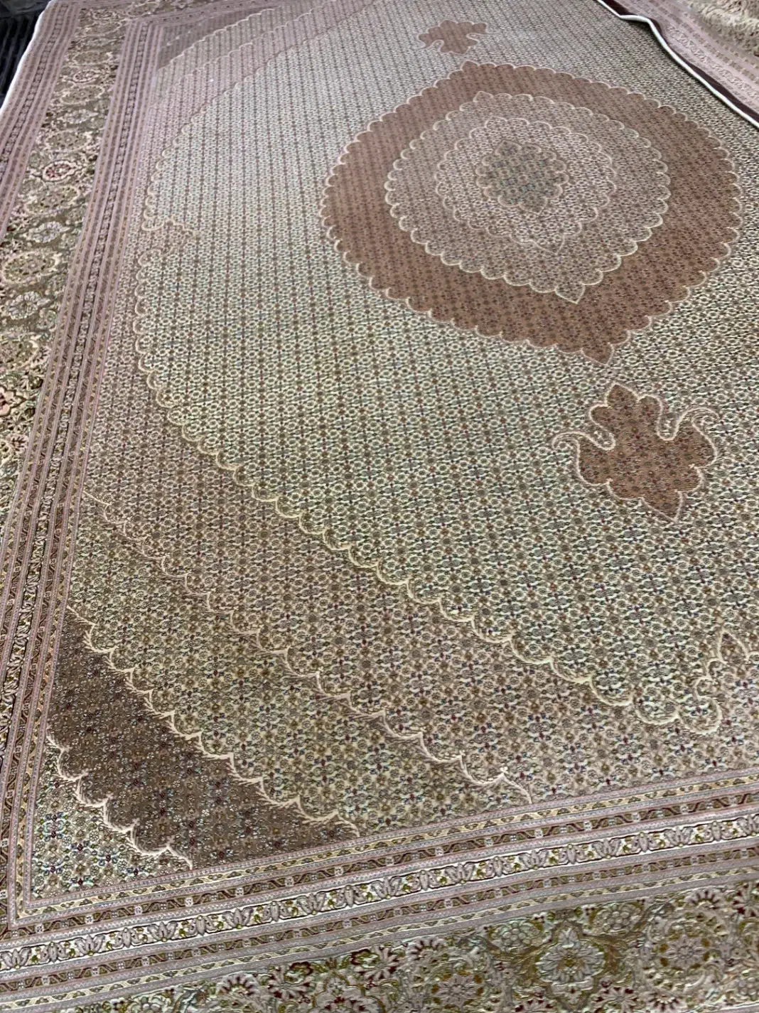 (فرش حق زاده)فرش۱۲متری۵۵رج ماهی چله حاشیه ابریشم|فرش|تبریز, |دیوار