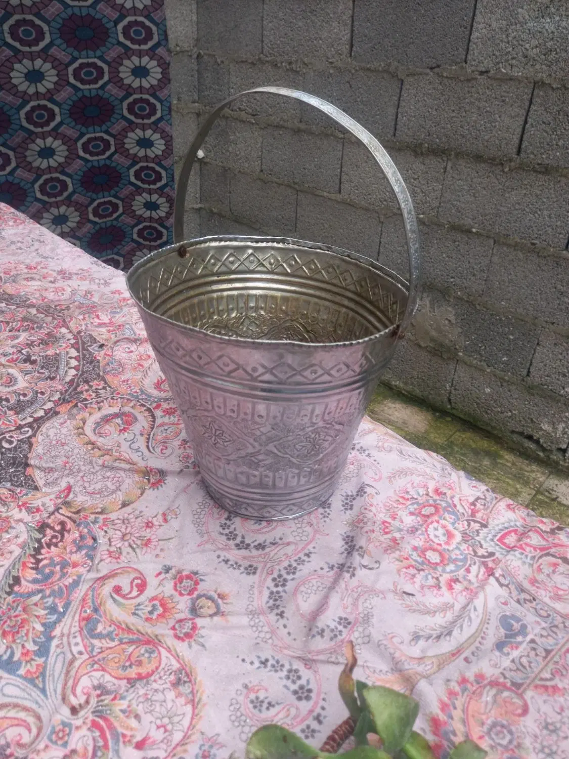 سطل زباله برنجی|کلکسیون اشیاء عتیقه|رشت, چمارسرا|دیوار