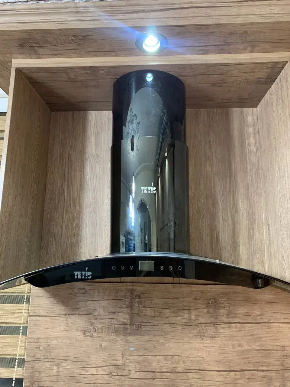 هود داتیس|هود|لاهیجان, شیشه گران|دیوار