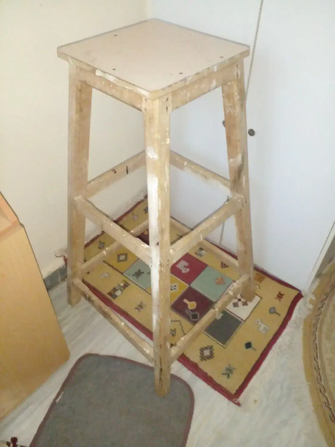 چهار پایه چوبی|صندلی و نیمکت|اردبیل, |دیوار