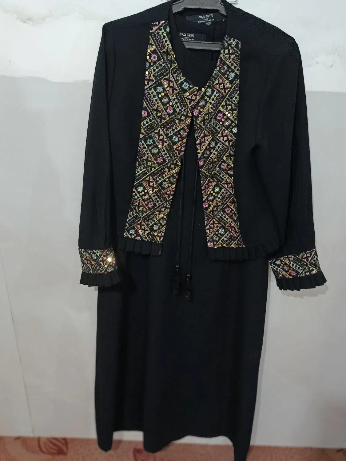 مانتو دو تیکه|لباس|نیشابور, بزرگمهر|دیوار