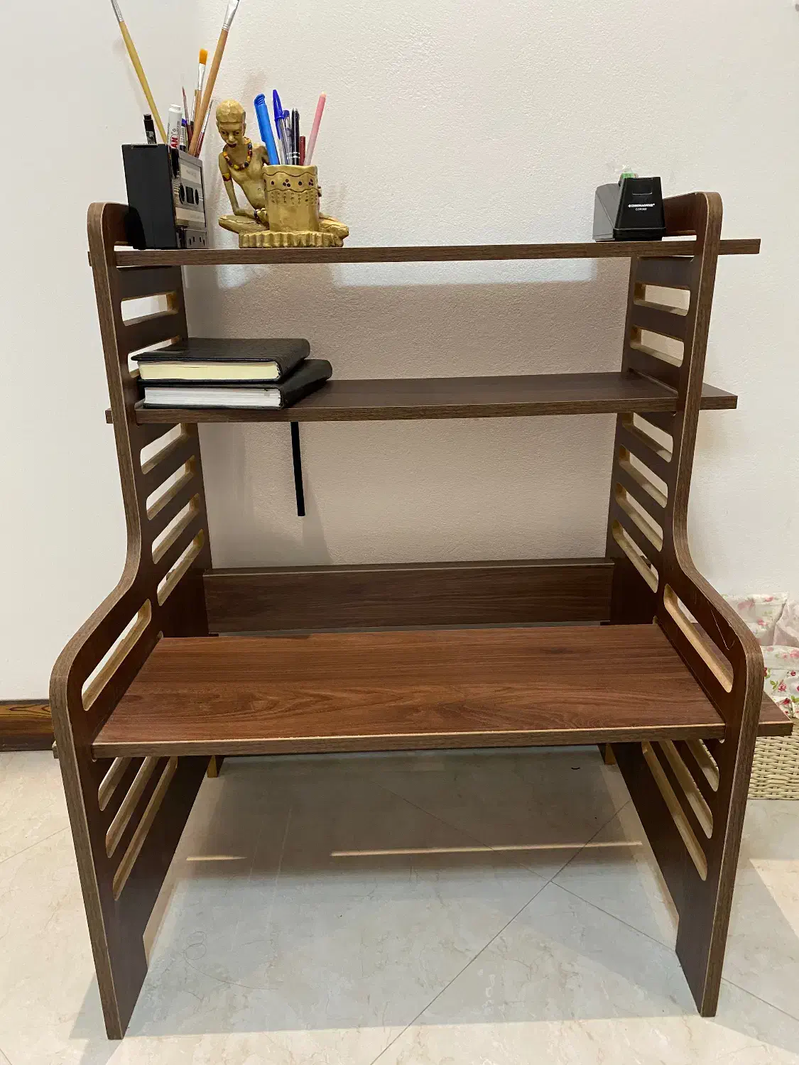 میز نشسته لپ تاپ|میز تحریر و کامپیوتر|نور, |دیوار