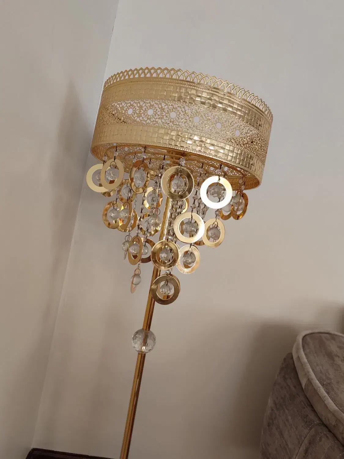 آباژور ایستاده کنار سالنی|چراغ خواب و آباژور|بهارستان, |دیوار