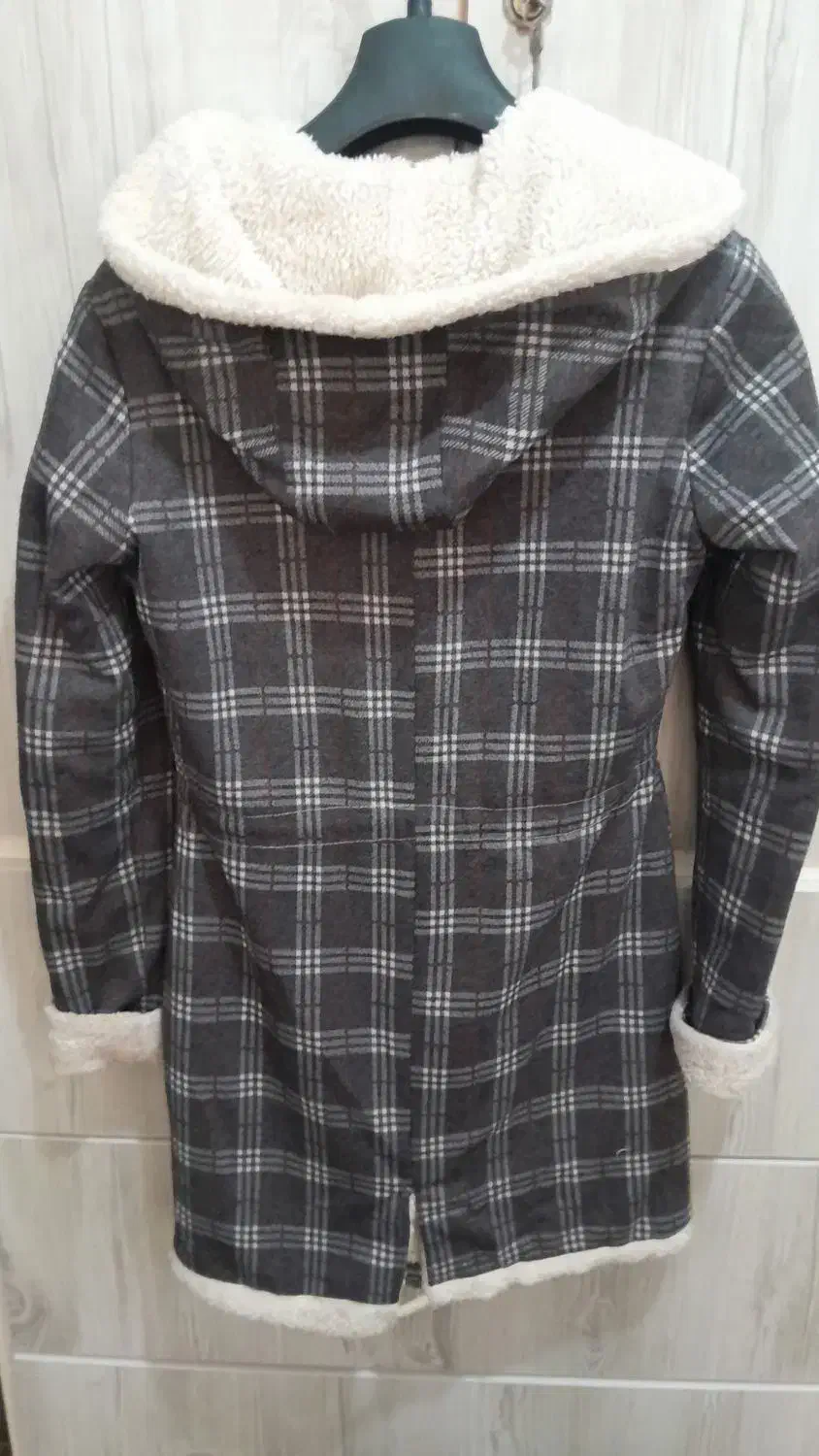 پالتو|لباس|رباط‌کریم, نصیرشهر|دیوار