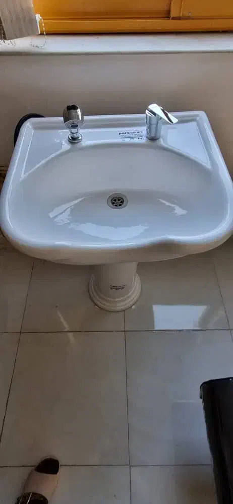 روشویی به همراه شیرآلات|لوازم سرویس بهداشتی|رشت, فلسطین|دیوار