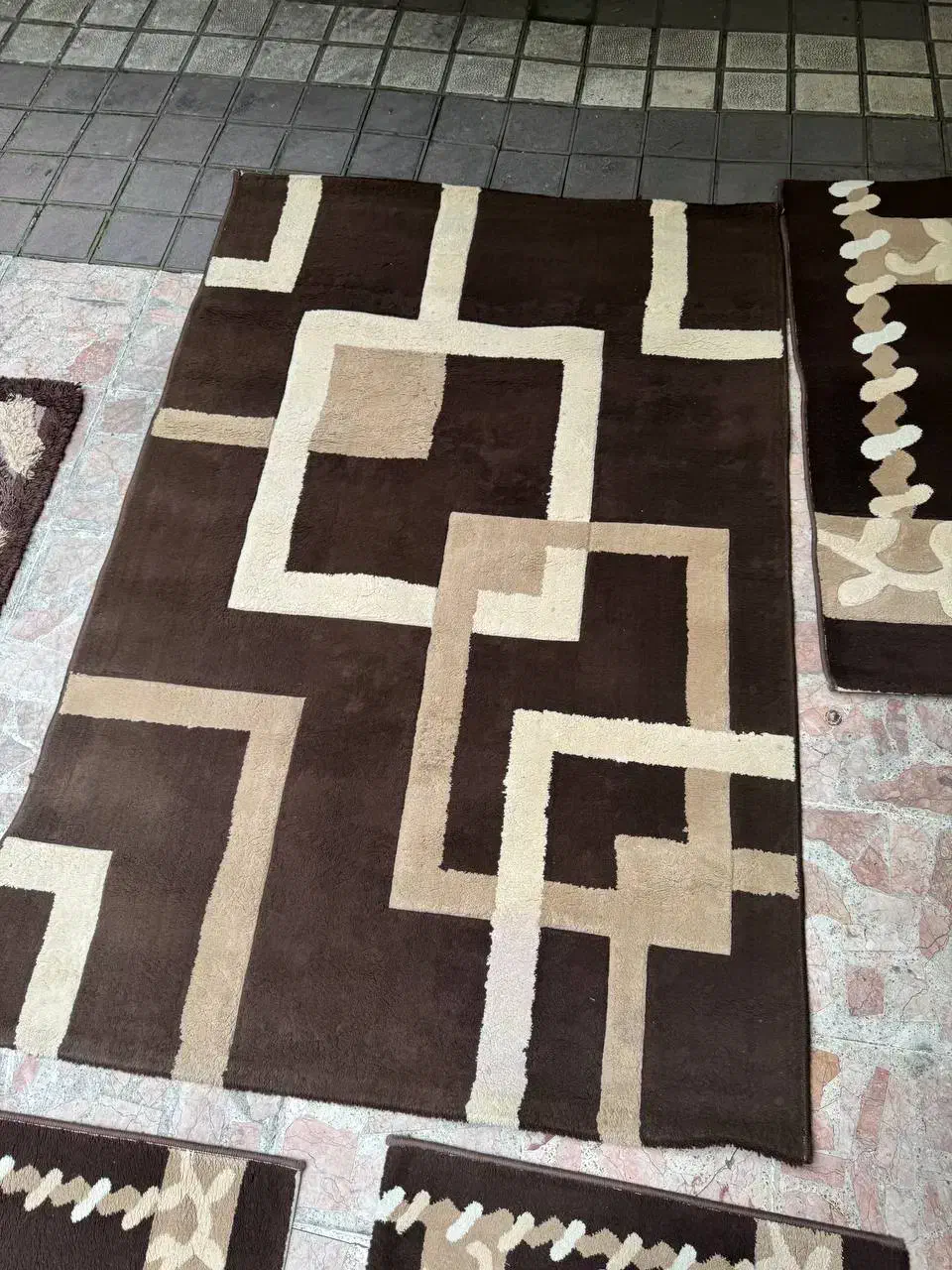فرش قهوه ای کاملا تمیز|فرش|لاهیجان, کوی خزر|دیوار