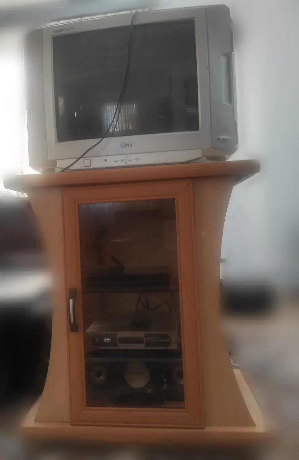 میز و تلویزیون و دستگاه دیجیتال و اسپیکر|تلویزیون و پروژکتور|رودسر, |دیوار