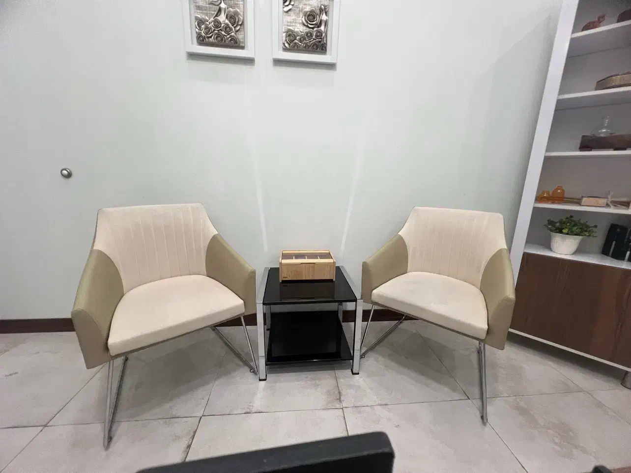 صندلی  و میز جلو مبلی|دفتر کار|رشت, بوسار|دیوار