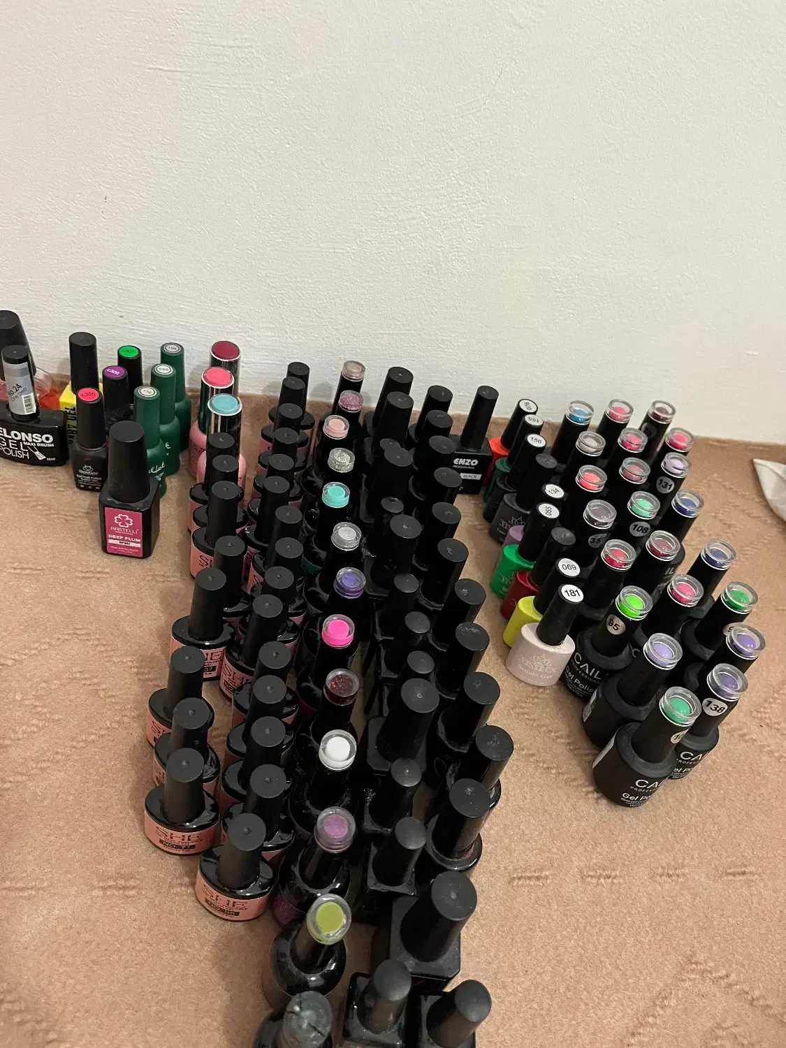 فروش تعدادی لاکژل و صندلی ناخنکار و مشتری|آرایشگاه و سالنهای زیبایی|بندر انزلی, لاله|دیوار