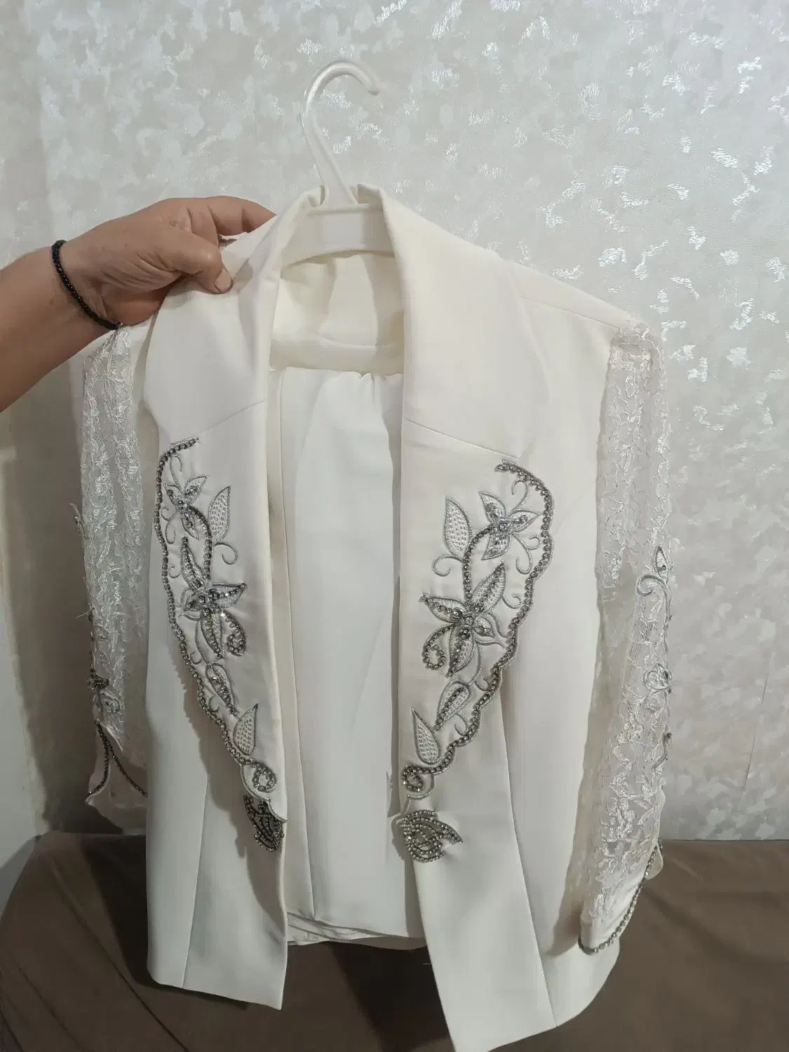 کت دامن دار|لباس|شهریار, شهریار|دیوار