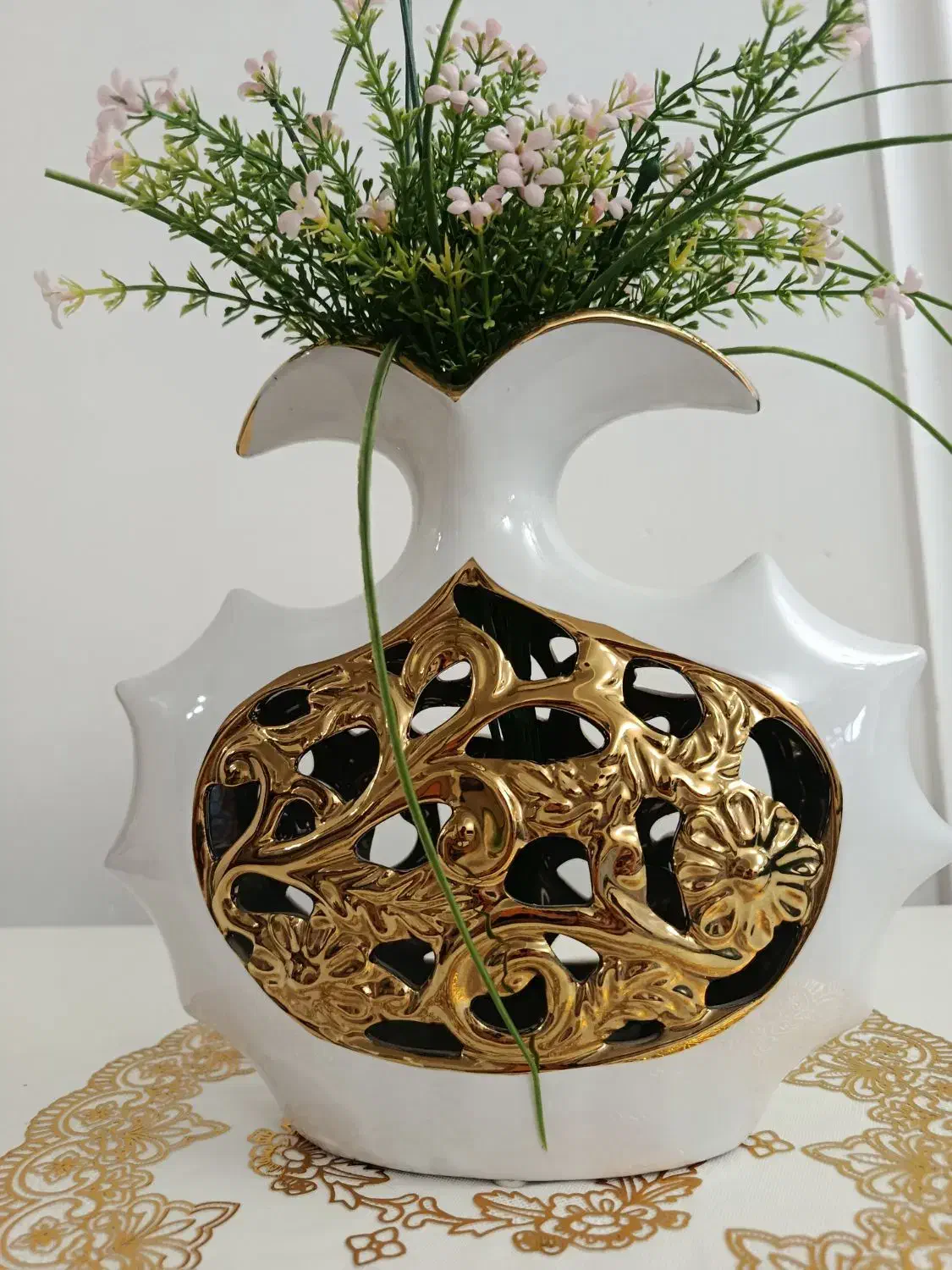 گلدان طلایی و سفید زیبا و دلربا|صنایع دستی و سایر لوازم تزئینی|مهاباد (آذربایجان غربی), |دیوار