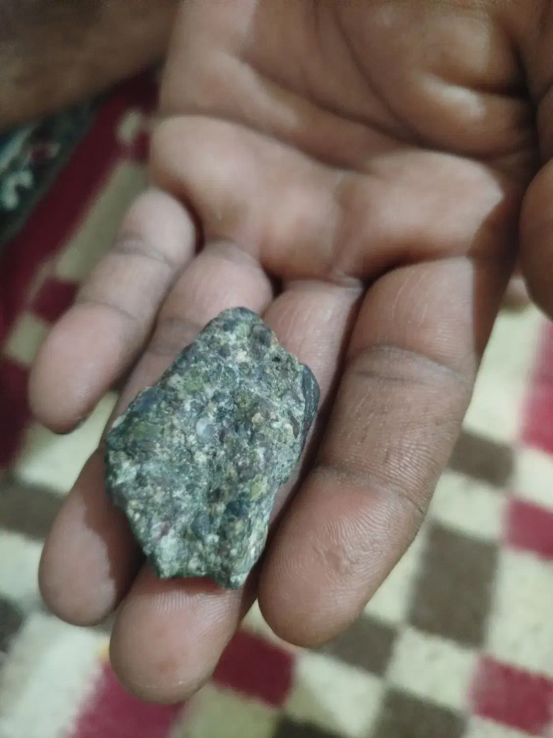 سنگ نمی‌دونم چیه|جواهرات|تربت جام, میان جام|دیوار