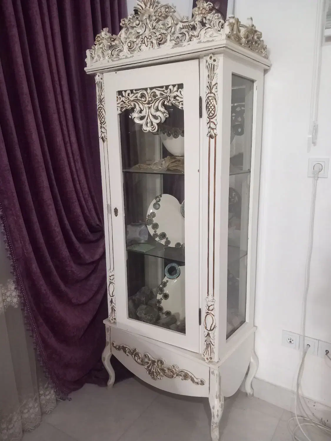 گنجه سفید|بوفه، ویترین، کنسول|تربتحیدریه, باغ سلطانی|دیوار