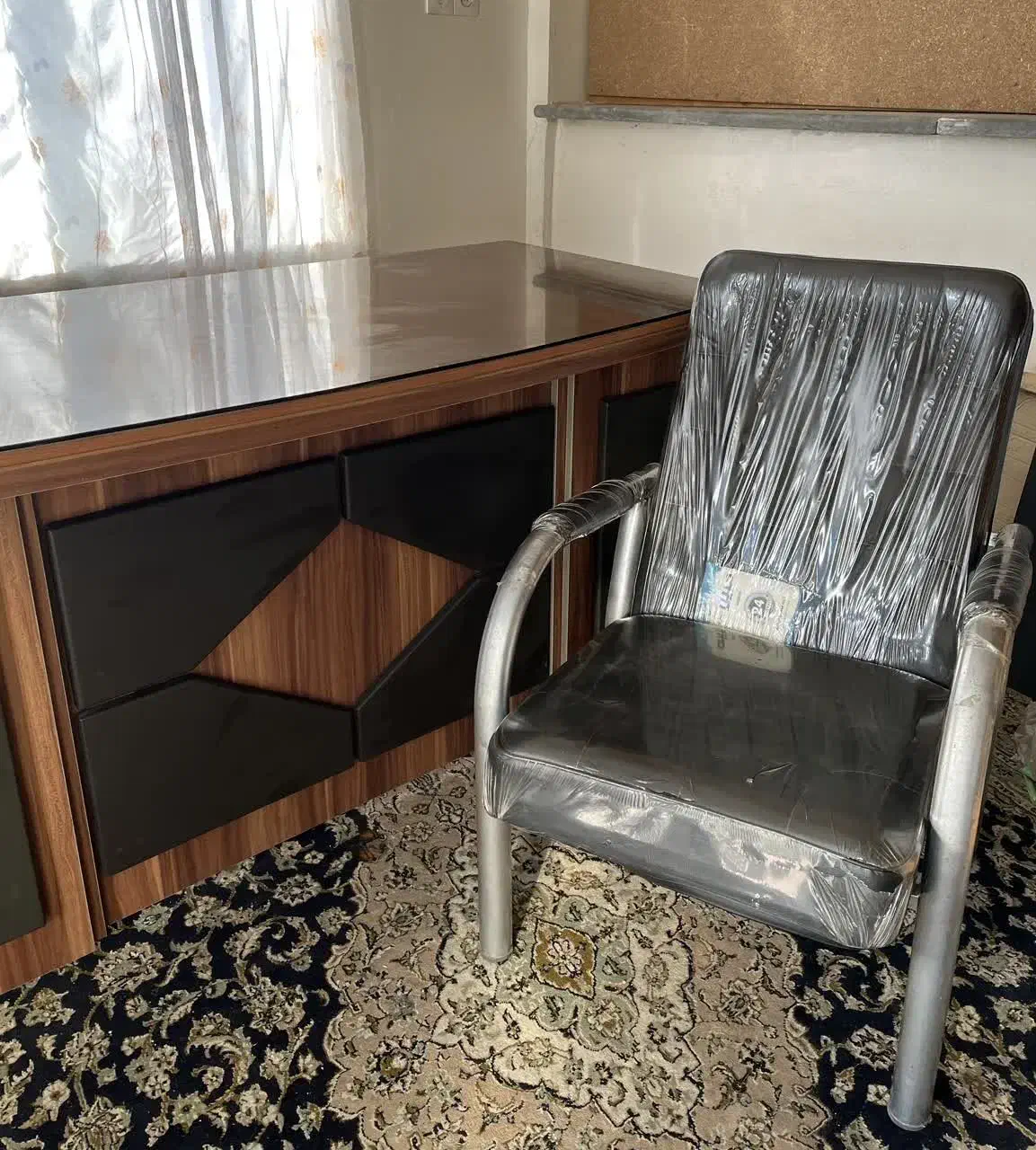 فروش میز و صندلی اداری و کشو سه طبقه|دفتر کار|شیرگاه, |دیوار