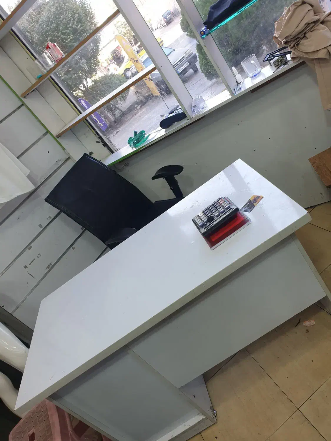 سلام یک عددصندلی کمک دار یک عدد میزتمیز|فروشگاه و مغازه|شیراز, وصال|دیوار