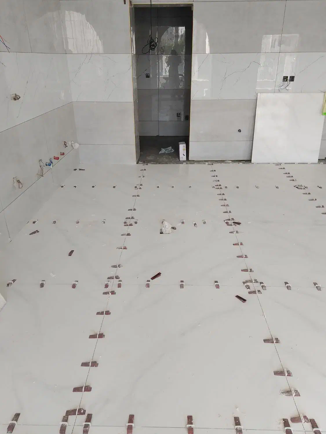 نصب کاشی وسرامیک چسبی وملاتی و اسلب|خدمات پیشه و مهارت|چابهار, |دیوار