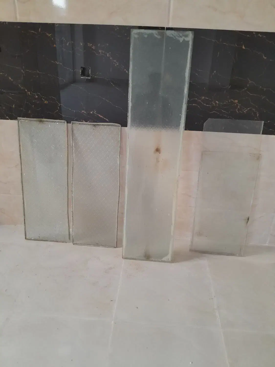 فروش تعدادی شیشه کارکرده|مصالح و تجهیزات ساختمان|آباده, |دیوار