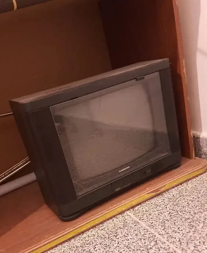 تلوزیون رنگی قدیمی ۱۴ اینج سالم|تلویزیون و پروژکتور|باسمنج, |دیوار