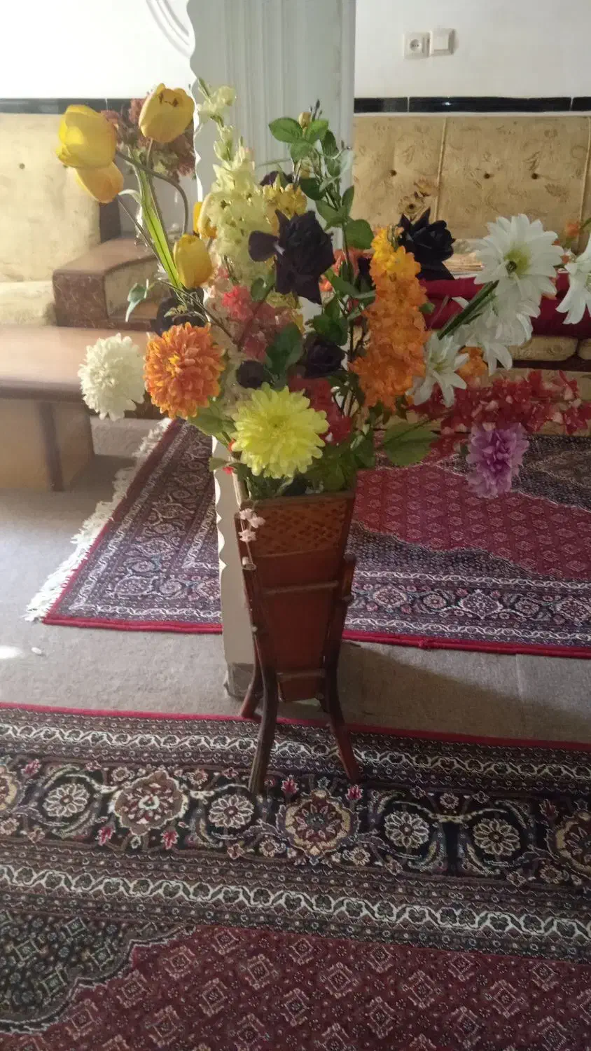 گلدان چوبی ب همراه گل|گل مصنوعی|بهار, |دیوار