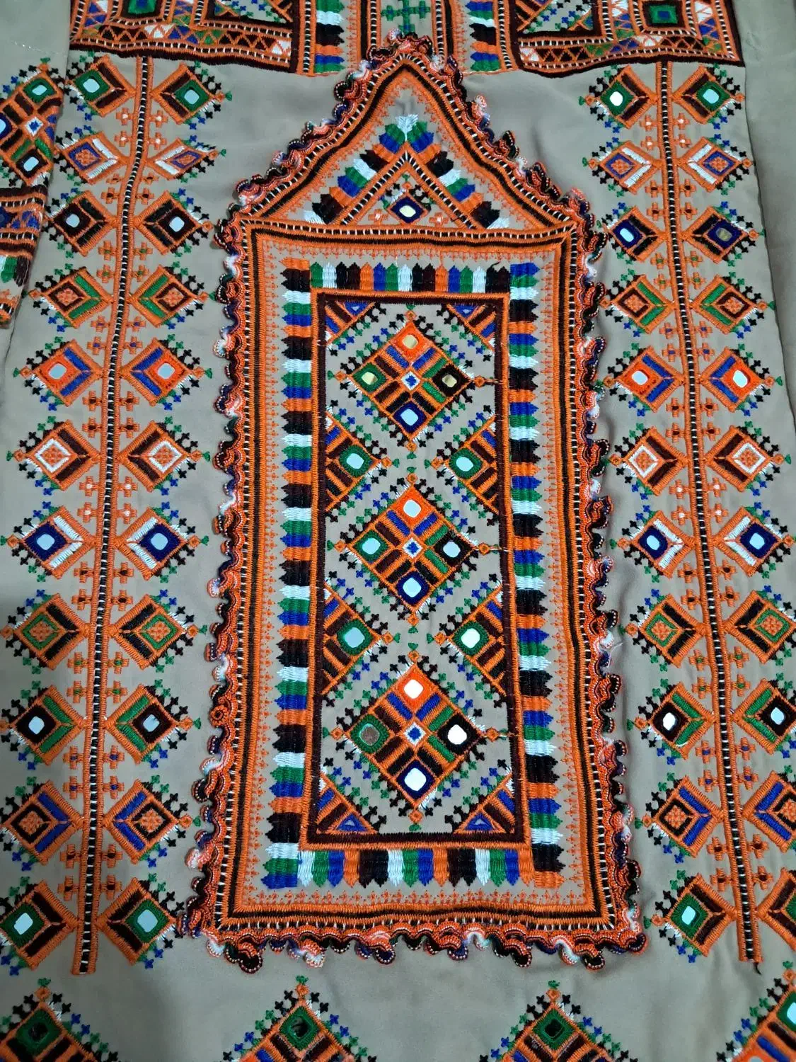 لباس چرخی نو|لباس|سراوان, |دیوار