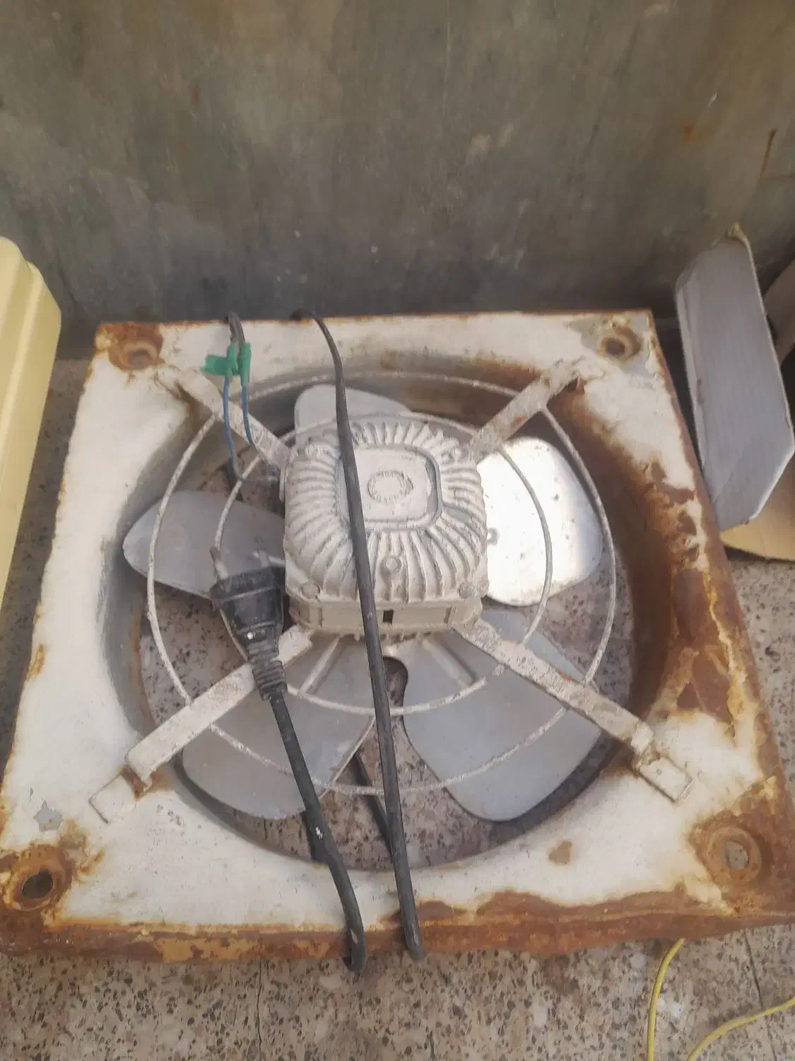 ۲ تا هواکش|پنکه و تصفیهکنندهٔ هوا|قم, هفت تیر|دیوار