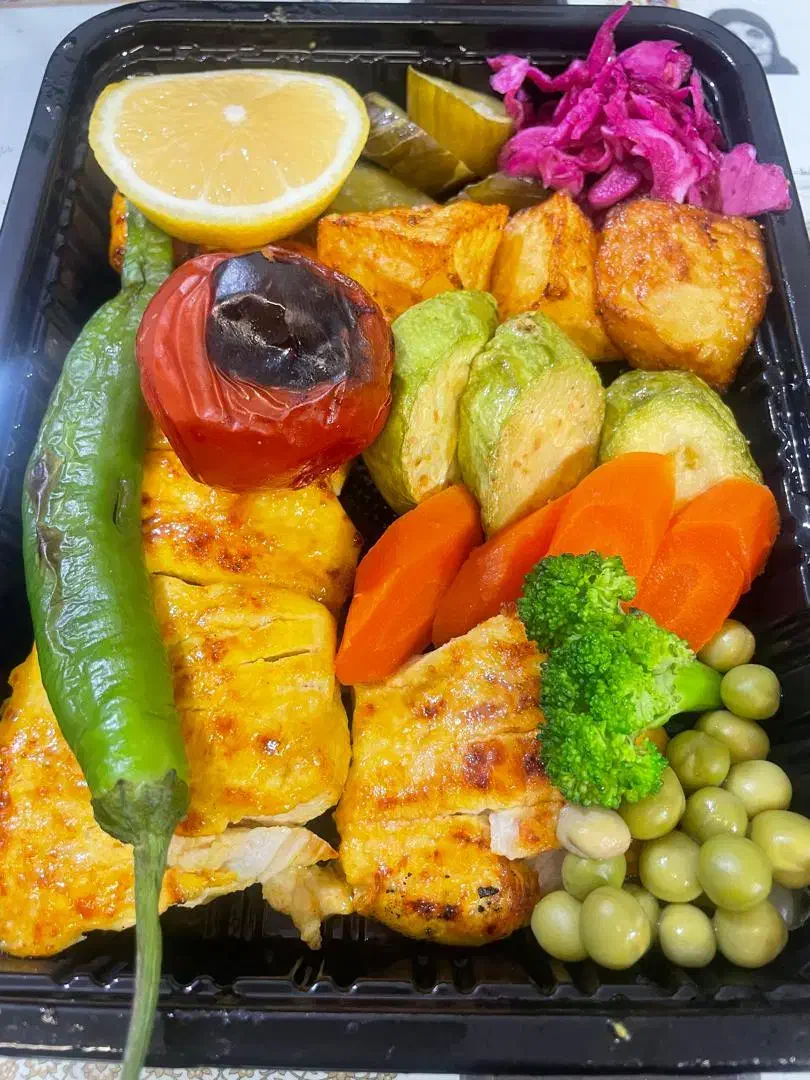 استخدام کمک اشپز یا تخته کار|استخدام خدمات فروشگاه و رستوران|تهران, حسین‌آباد|دیوار