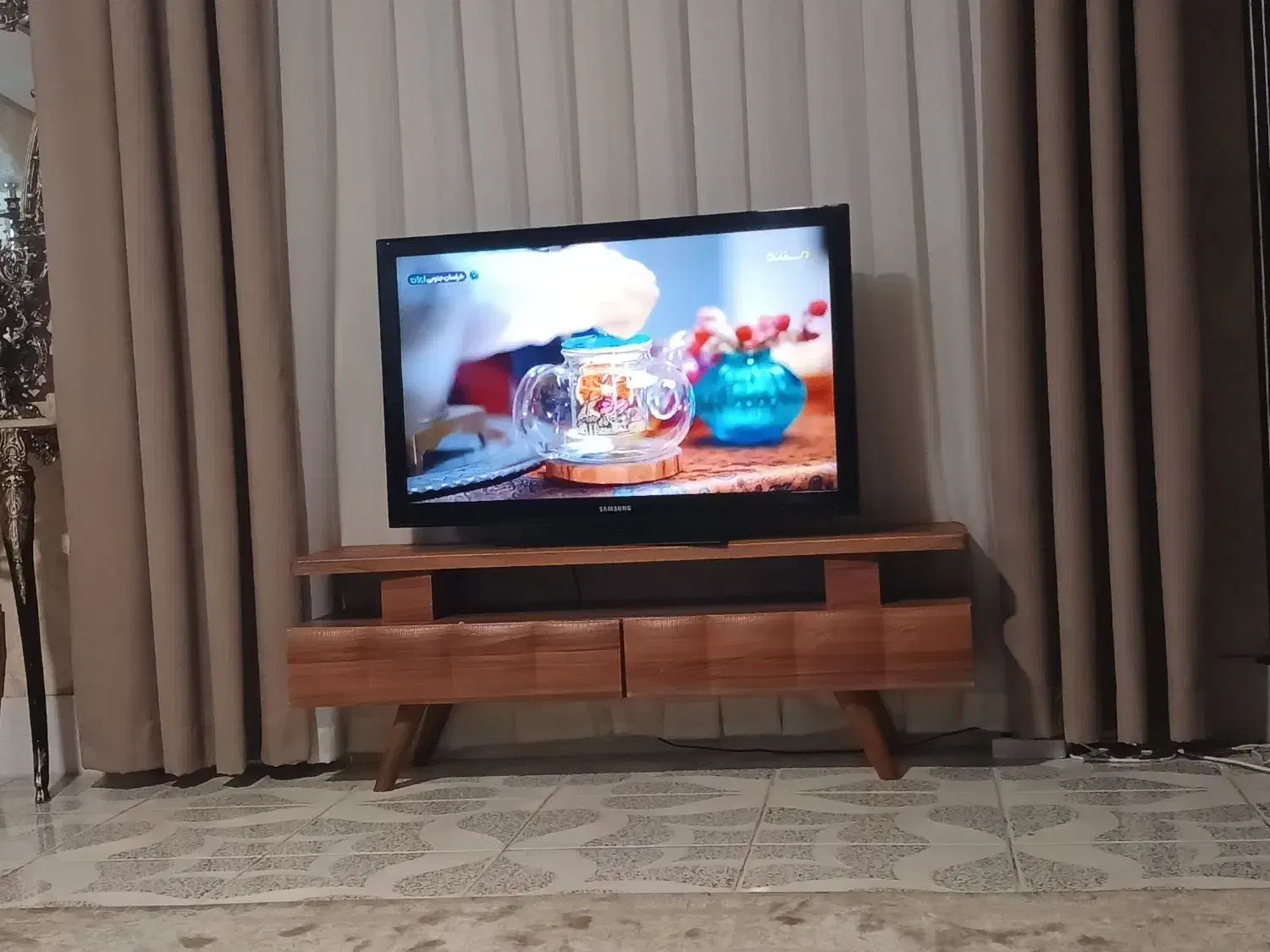 فروش فوری زیر تلویزیونی|تلویزیون و پروژکتور|الیگودرز, |دیوار