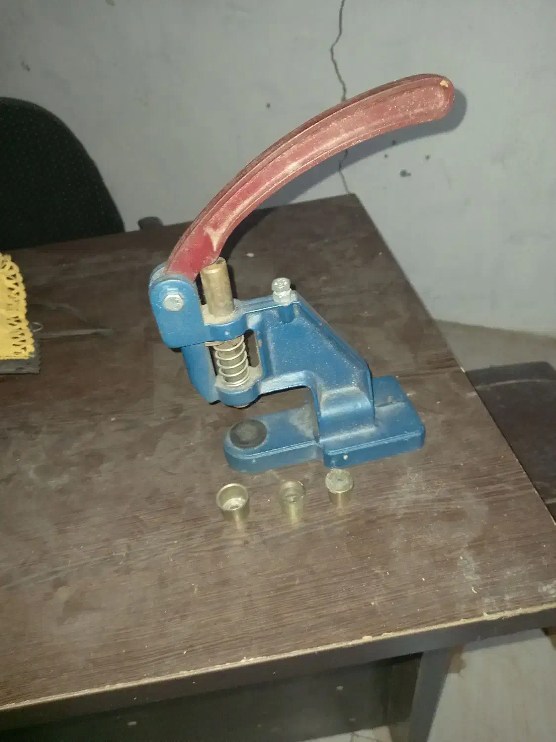 دکمه زن سالم|لوازم خیاطی و بافتنی|خشکبیجار, |دیوار