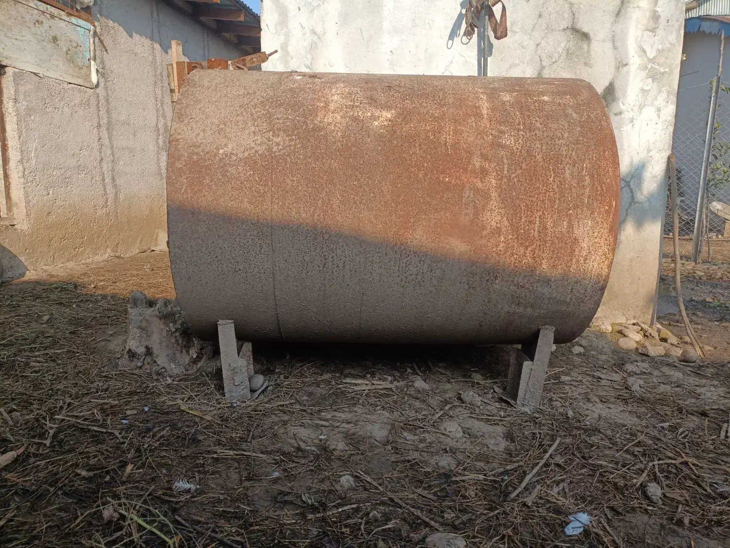 دوچرخه.مخزن آب آهنی|دوچرخه، اسکیت، اسکوتر|طاهرگوراب, |دیوار