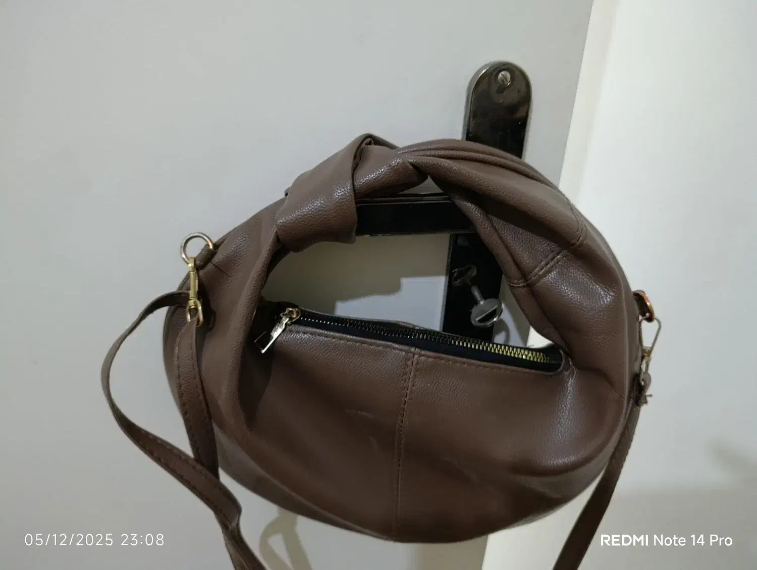 تعدادی کیف و کوله|کیف، کفش، کمربند|قدس, شهر‌قدس|دیوار