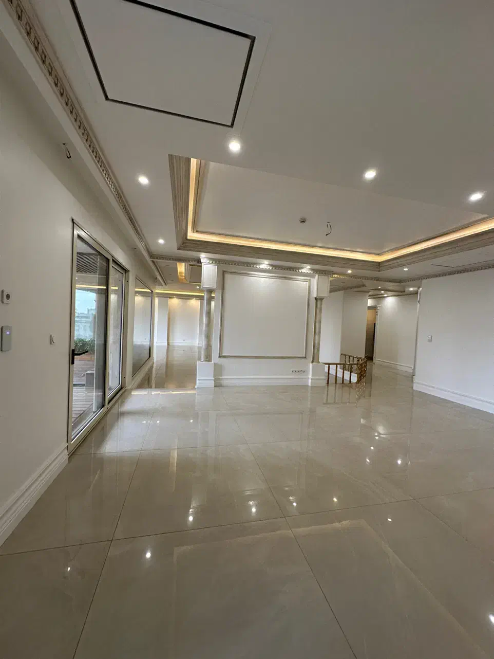 برج باغ اصلیل ۳۰۰ متر ۴ خواب ۲مسترتراس چیدمانی فول