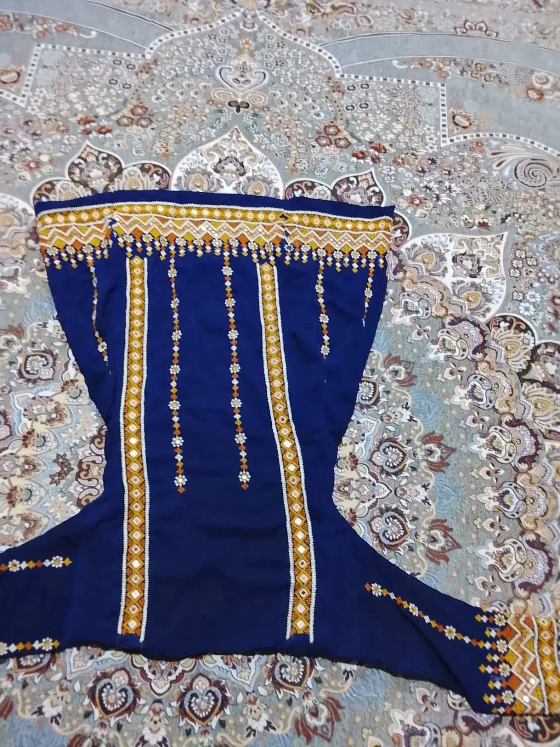 لباس|لباس|دلگان, |دیوار