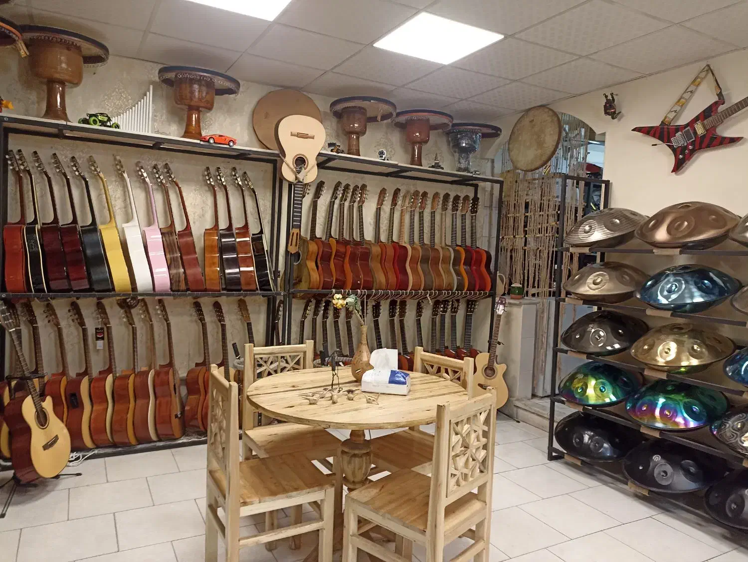 انواع ساز الات موسیقی|گیتار، بیس، امپلیفایر|کاشان, میدان کهنه|دیوار